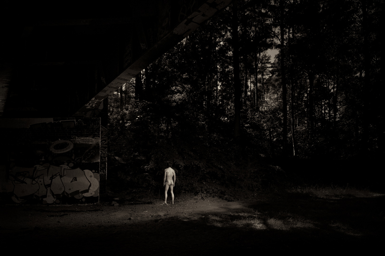 Figure in light under disused railway bridge in Berlin, former Berlin–Potsdam line, 2025. By Menno van der Meulen and Renata de Leeuw