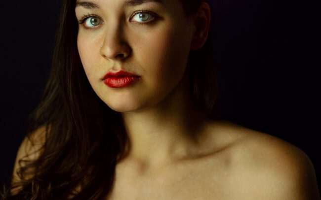 Johanneke portrait above water with green eyes, fine-art lighting — Menno van der Meulen